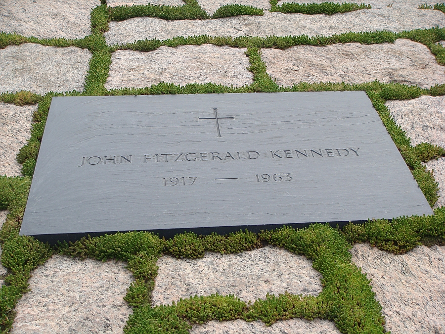 Washington DC [2009 July 02] 021.JPG - Scenes from Arlington National Cemetery.